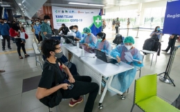 Vaksinasi yang dilakukan di stasiun MRT, gambar dikutip dari Jakarta Bisnis.com