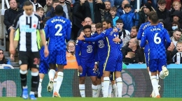 Pemain Chelsea merayakan gol ke gawang Newcastle United. (via AFP)