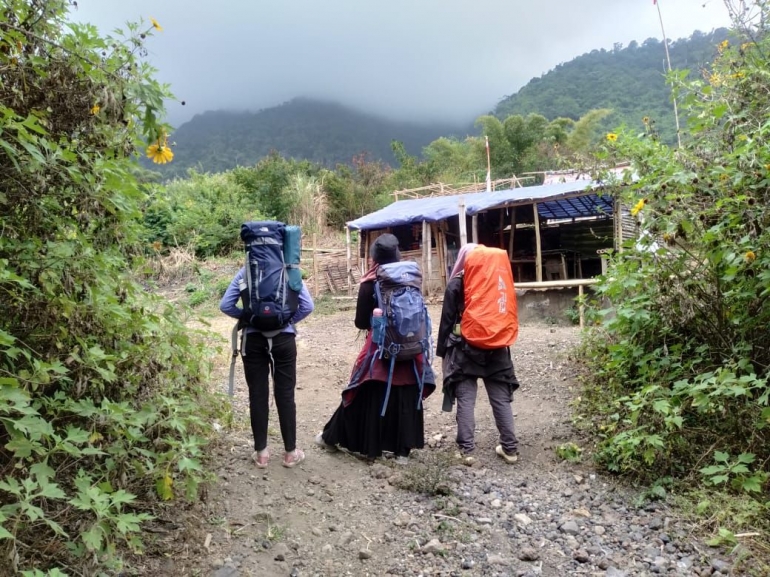 Di tengah perjalanan ketika turun Gunung (Dok. pribadi)