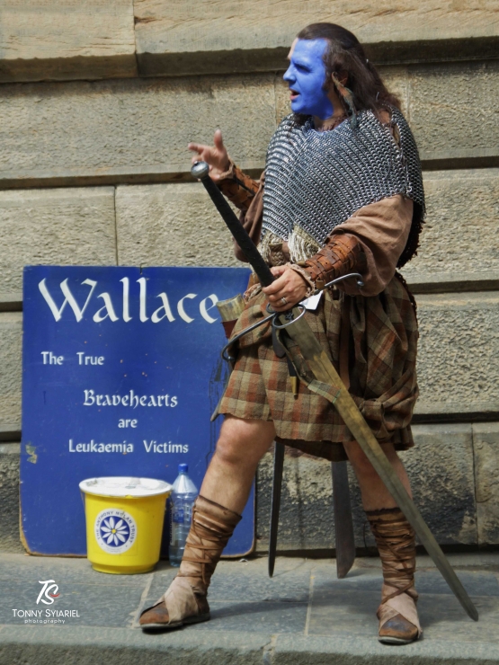 Pengamen yang bergaya ala William Wallace dalam film Braveheart. Sumber: dokumentasi pribadi