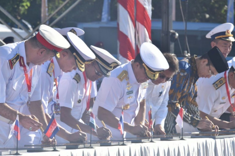 Penandatanganan prasasti oleh 37 delegasi Angkatan Laut pada pembukaan 3rd MNEK, Mataram NTB 4 Mei 2018, foto : koarmada2.tnial.mil.id, 5/5/2018.