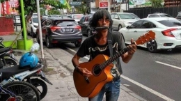 Potret seorang pengamen pinggir jalan dengan gitarnya (sumber: suara.com)
