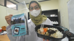 Nasi Padang Instan yang diperlihatkan seorang mahasiswi Universitas Andalas Padang|dok. AntaraFoto/Iggoy el Fitra, dimuat suara.com