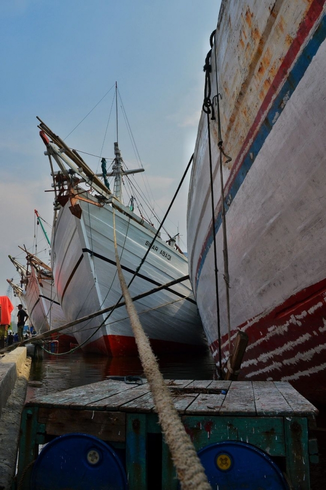 Kapal yang sedang bersandar ditahan oleh tali yang diikat ke pengait daratan. (Yudisald/Jurnalis) 