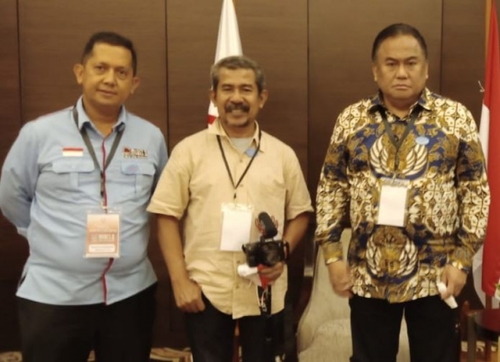 Isson Khairul diapit Pahlevi Pangerang (kiri) dan Rachmat Gobel (kanan). Foto: Sutrisno Buyil