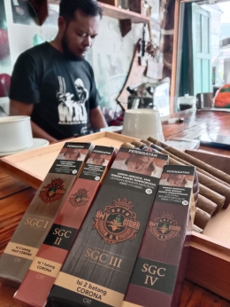 Berbagai jenis produksi cerutu SWY Gayo Cigar. Buatan kepala SMK 5, Sri Waluyo. Foto. Koleksi pribadi.