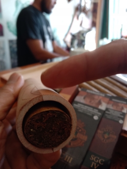 Cerutu Buatan pak guru Sri Waluyo. Dikemas dalam wadah ekslusif berisi satu batang cerutu. Kemasan cerutu dibuat dari kayu Mindi. Foto koleksi pribadi
