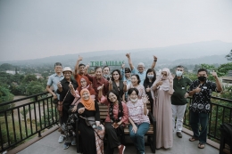 Angggota-anggota Komunitas 50plus saat berfoto dengan latar belakang bukit Hambalang (Dok: Koleksi pak Herman)
