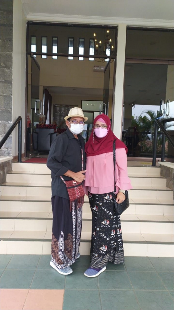 Bergaya dulu bersama istri di depan gedung Griya Darma Wulan (Dok: koleksi pribadi)