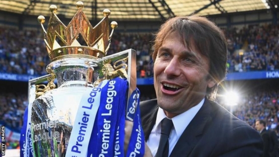 Antonio Conte angkat trofi Liga Primer Inggris 2016/2017 di musim pertamanya menangani Chelsea: bbc.com