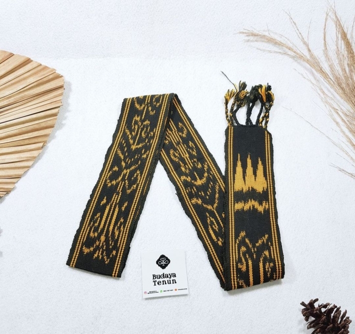 Ikat kepala tenun (Dokumentasi CLICK)