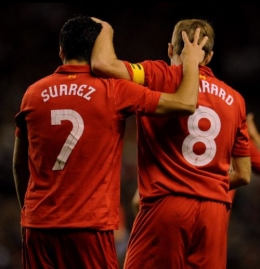Luis Suarez & Steven Gerrard | Foto oleh Momot / simomot.com