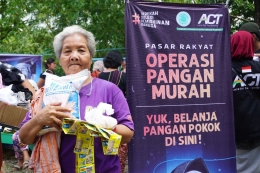 Seorang Lansia yang tengah memborong barang kebutuhan pokok di Operasi Pangan Murah ACT. (ACT News) 