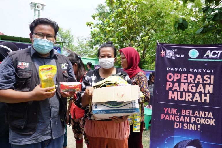 Operasi Pangan Murah - ACT menjadi salah satu solusi pemenuhan kebutuhan pangan bagi warga prasejahtera di kala sulit ekonomi akibat pandemi(ACT News)
