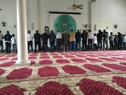 Bukan mustahil apabila ada jin yang beriman ikut beribadah di masjid sebagaimana kita (kpcc.org)