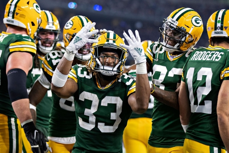 Running back Packers, Aaron Jones (33) saat merayakan empat touchdown lawan Dallas Cowboys (Wesley Hitt/Getty Images)