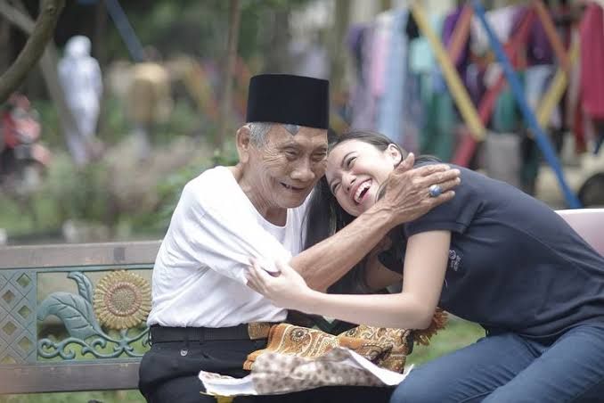 Foto ilustrasi kakek lansia dan putrinya terlihat bahagia | (dok. kompas.com)