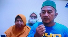 Nenek Trimah didampingi Arif Camra, Ketua Yayasan Griya Lansia Khusnul Khatimah, saat diwawancarai Metro TV, 01/11/2021. (Foto ilustrasi: Dijepret dari layar televisi).  