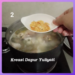 Proses merebus ayam dengan menambahkan bawang putih goreng, dokpri yuliyanti