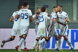 Para pemain Inter Milan merayakan gol Milan Skriniar ke gawang Sheriff Tiraspol pada laga matchday keempat Liga Champions 2021-2022 di Sheriff Stadium, Kamis (4/11/2021) dini hari WIB. (Foto: AFP/SERGEI GAPON via kompas.com)