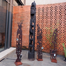 Benda seni Suku Kamoro, Papua, yang dipamerkan di Kamoro Art & Exhibition di Hutan Kota Plataran, 27-29 Oktober 2021 I Sumber Foto: Dokpri