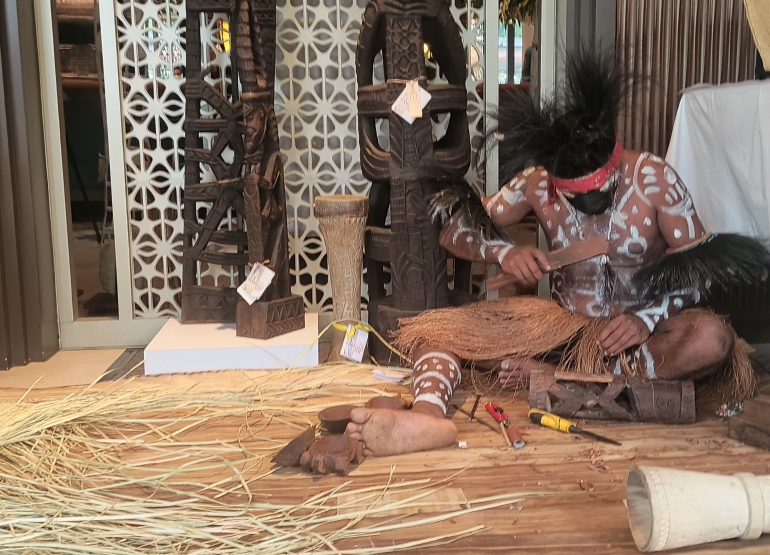 Pengukir dari Suku Kamoro memperlihatkan teknik mengukir patung di gelaran Kamoro Art & Exhibition di Hutan Kota by Plataran I Sumber Foto: dokpri