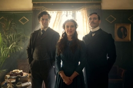 Dari kiri ke kanan: Sherlock Holmes (Henry Cavill), Enola Holmes (Millie Bobby Brown), Mycroft Holmes (Sam Claflin). Sumber: IMDB