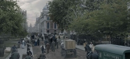 Suasana Inggris pada tahun 1884 yang ditampilkan di film Enola Holmes. Sumber: IMDB
