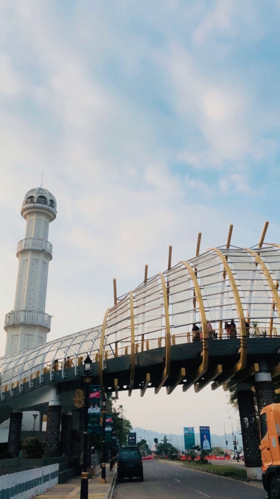 Sky walk yang menghubungkan Kampung Sabilulungan dengan Masjid Al-Fathu Soreang/Dokpri