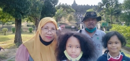 Image caption - Ika Nurbiati dengan suami dan dua anak kerbar Vani -Vini saat liburan ke Candi Borobudur - dokpri Ika Nurbiati