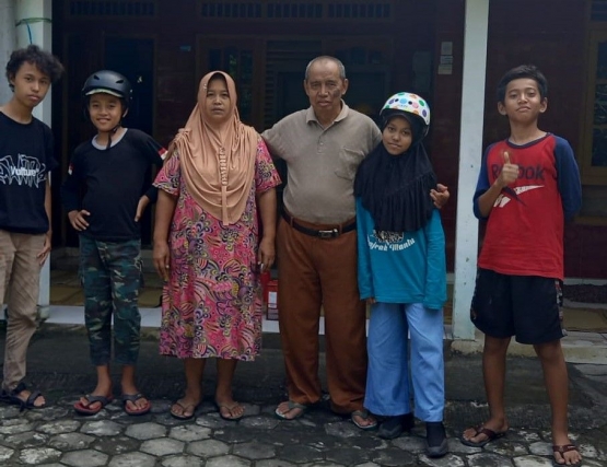 Image caption - Mas Guru Ismanto dengan isteri muda dan 4 cucu dari isteri tua - dokpri Ismanto