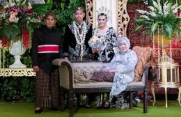 Image caption - Enny Susetyo Utami dan suami pada pernikahan anak ragilnya - dokpri Enny SU