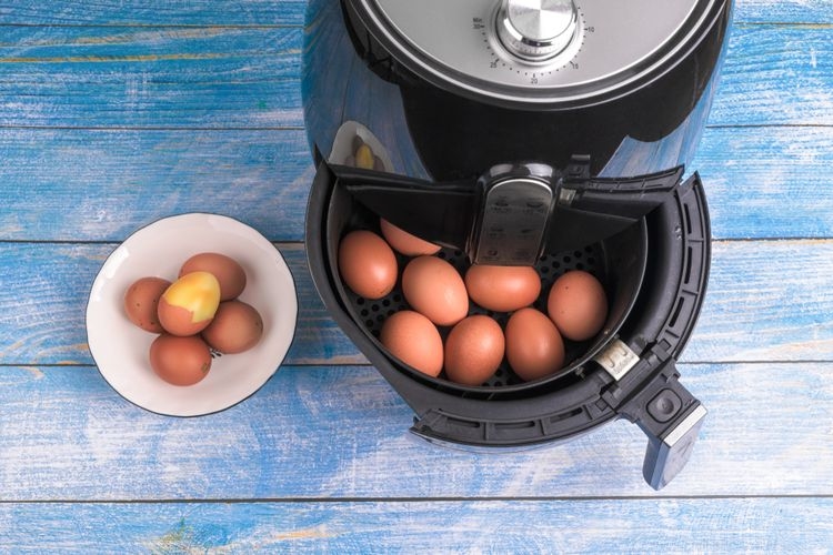 Ilustrasi memasak telur menggunakan air fryer. (SHUTTERSTOCK/YW LEE)