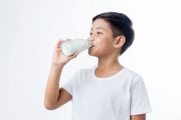 Minum susu (alodokter.com)