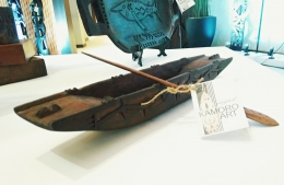 Miniatur Kamaiku (perahu panjang Suku Kamoro -- dokpri)