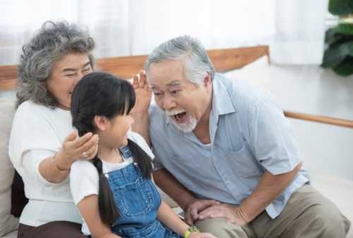 ilustrasi orangtua yang menghabiskan waktu bersama dengan cucu mereka (sumber: freepik via finansialku.com)