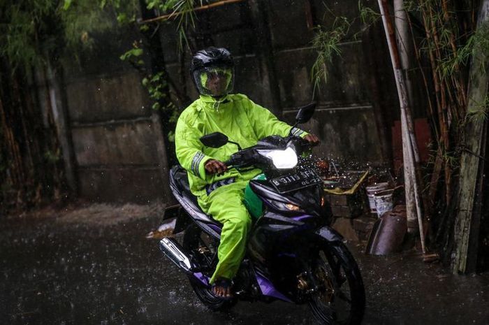 Ilustrasi Berkendara Sepeda Motor di Kala Hujan. Foto: KOMPAS