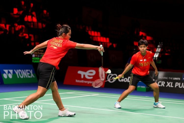 Ribka Sugiarto dan Siti Fadia beraksi di turnamen Uber Cup 2021 (Foto Badminton Photo/Yohan Nonotte). 