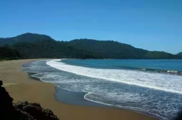 Pantai yang di kelilingi hutan dan pegunungan menambah indahnya pantai Bandealit | ilustrasi : bacpackerjakarta.com