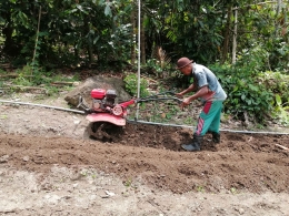 Petani millennial menggunakan teknologi mesin di desa | Dokumen pribadi oleh Ino