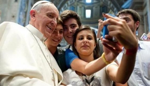 Pausa Fransiskus berjumpa dengan orang muda. Sumber: https://manado.tribunnews.com.