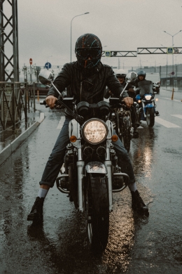 Cara aman berkendara sepeda motor di kala hujan. Foto oleh cottonbro dari Pexels 