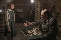 Scene pertama kali Beth Harmon mengenal catur. Foto: Cnet