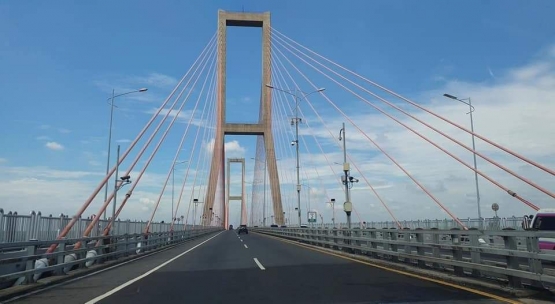 Jembatan Suramadu. Kenangan perjalanan darat kami tahun 2019 (Foto : dokpri MomAbel)