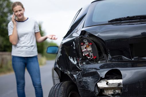 Ilustrasi kecelakaan saat berkendara dijalan tol bodi mobil rusak/sumber: pixabay.com