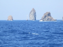 Batubatuan di sekitar pulau Li Pari pada permukaan laut dok Pribadi