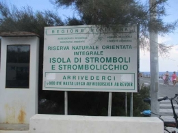 papan pengenalan Stromboli di pantai pelabuhan dok pribadi