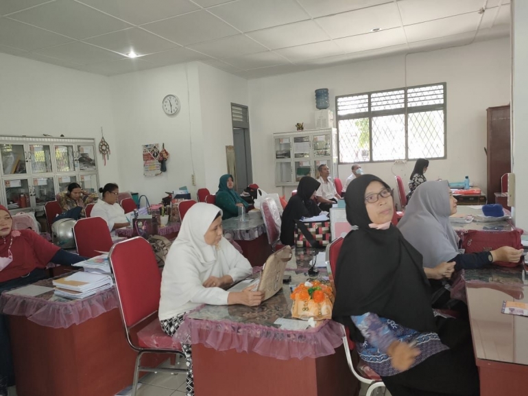 Guru menyimak saat saya berbagi ilmu budaya positif di sekolah