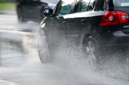 Ilustrasi berkendara saat hujan.|Sumber: Larmoyeux & Bone via Kompas.com