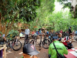 Para pesepeda yang sedang santai di warung bambu kuning (dokpri)